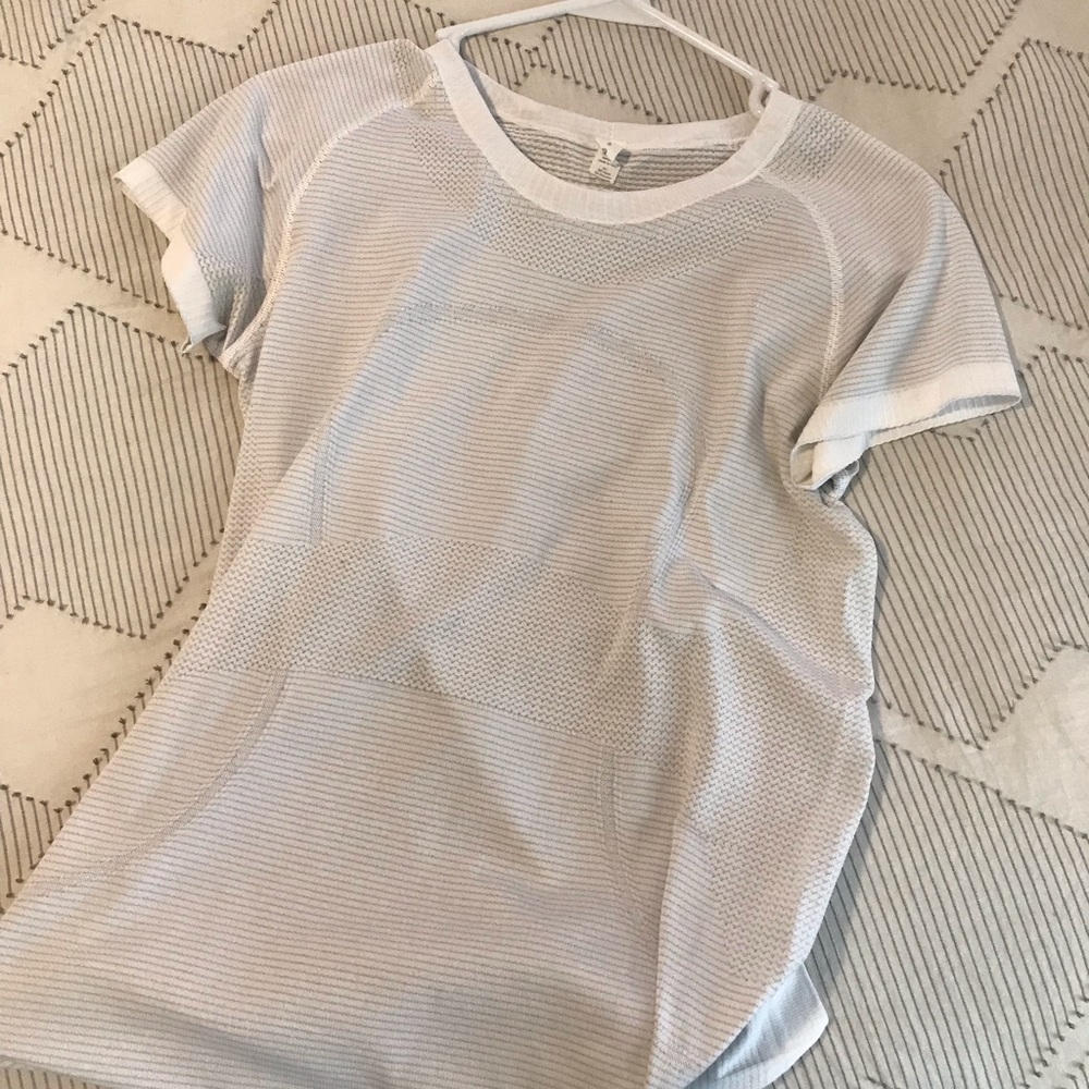 WHITE LULULEMON SHIRT/ W BAG